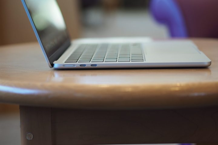 Apple MacBook Air 13 M4 side view showing ports and lid.