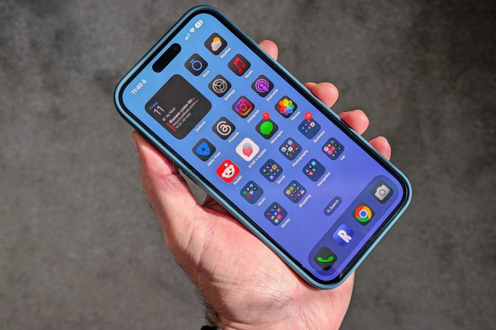 Samsung Galaxy S25 Plus vs. iPhone 16 Plus: Which Middle M-Completion Phone is the best? 4 Apple iPhone 16 Plus home screen with dark mode icon.
