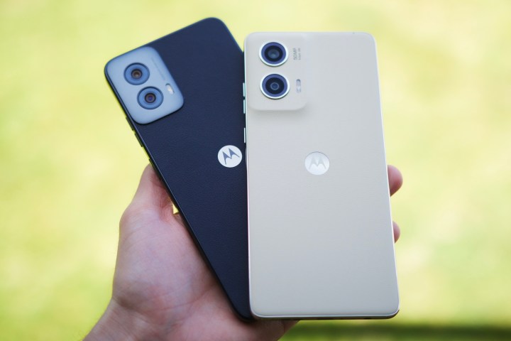 Motorola phone has 3 serious problems that need to move away in 2025 9 Someone held Moto G Power 5G (2024) and Moto G Styles 5G (2024).