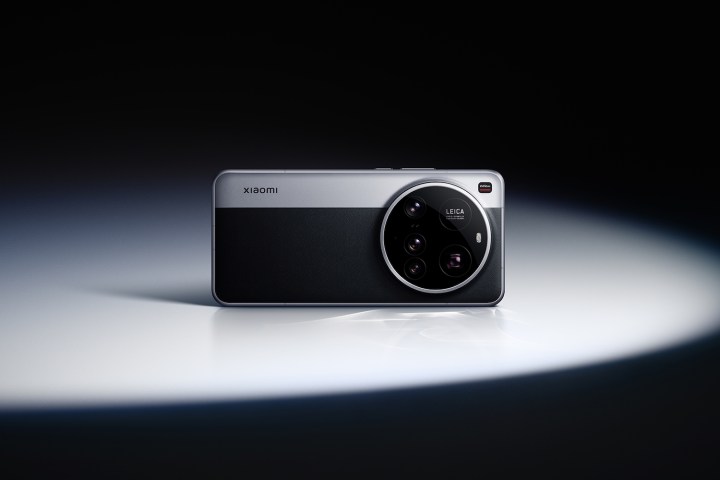 Xiaomi 15 Ultra in Black and Silver.