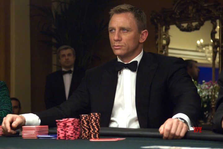 10 Best Film Remake, Rank of All Time, Rank 6 Daniel Craig Casino sits on a poker table in Royale.